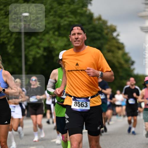 29.06.2025 - hella hamburg halbmarathon Dr. Thomas Lammeyer http://msf.ph/oto/8354099 29.06.2025 10:18:48 Kennedybrücke 1071, 1296, 1379, 1480, 1575, 1728, 1745, 2046, 2281, 2690, 3025, 3454, 3507, 3509, 3691, 4495, 4641, 5608, 5800, 6181, 6366, 6710, 6717, 6724, 7195, 7446, 7447, 7881, 8055, 8239, 8256, 8275, 8522, 8563, 8755, 8854, 8892, 9173, 9709, 10224, 10589, 10717, 11271 meine-sportfotos.de