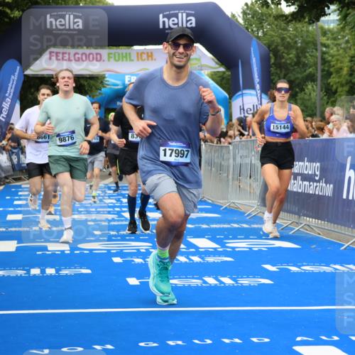 29.06.2025 - hella hamburg halbmarathon Strokosch-Dieckow http://msf.ph/oto/8354131 29.06.2025 10:52:23 Ziel 3715, 4140, 4419, 4587, 6164, 7178, 7232, 7896, 8371, 8661, 9145, 9876, 11791, 13015, 13211, 13707, 14561, 15144, 15446, 15980, 17773, 17997 meine-sportfotos.de