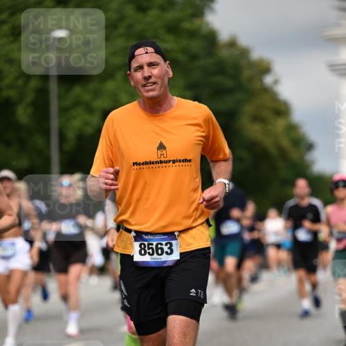 29.06.2025 - hella hamburg halbmarathon Dr. Thomas Lammeyer http://msf.ph/oto/8354174 29.06.2025 10:18:48 Kennedybrücke 1071, 1296, 1379, 1480, 1575, 1728, 1745, 2046, 2281, 2690, 3025, 3454, 3507, 3509, 3691, 4495, 4641, 5608, 5800, 6181, 6366, 6710, 6717, 6724, 7195, 7446, 7447, 7881, 8055, 8239, 8256, 8275, 8522, 8563, 8755, 8854, 8892, 9173, 9709, 10224, 10589, 10717, 11271 meine-sportfotos.de