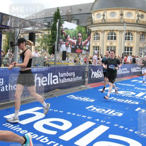 29.06.2025 - hella hamburg halbmarathon Michael Strokosch http://msf.ph/oto/8354194 29.06.2025 10:53:38 Ziel 1030, 1061, 1098, 1499, 1502, 1783, 2070, 2630, 3399, 3819, 5866, 6628, 6762, 10549, 12632, 13865, 15061, 15113, 15497, 15856, 17710, 18450, 18612, 18666, 18715 meine-sportfotos.de