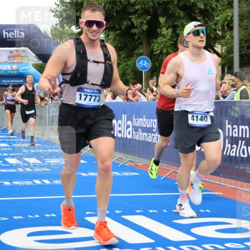 29.06.2025 - hella hamburg halbmarathon Strokosch-Dieckow http://msf.ph/oto/8354268 29.06.2025 10:52:21 Ziel 3715, 4140, 4419, 4587, 6164, 7178, 7896, 8371, 8661, 9074, 9145, 9876, 11791, 13015, 13211, 13707, 14561, 15144, 15446, 17773, 17997 meine-sportfotos.de