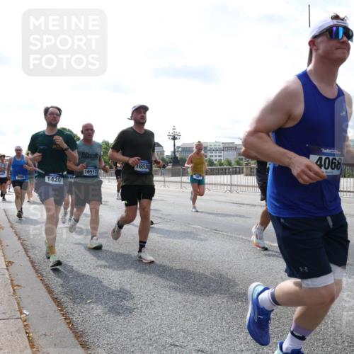 29.06.2025 - hella hamburg halbmarathon Lena Gebhardt http://msf.ph/oto/8354276 29.06.2025 10:01:17 Lombardsbrücke 16530, 16517, 2006, 1420, 38, 1387, 4068, 1130, 1387, 1420, 1724, 1726, 2006, 2091, 2354, 2363, 2490, 2936, 3199, 3425, 3625, 3663, 3740, 4068, 4238, 4249, 4319, 4322, 4370, 4616, 4649, 4708, 5033, 5418, 5570, 5675, 5870, 6087, 6147, 6281, 0000, 6302, 6487, 6531, 6591, 6714, 6757, 6835, 6924, 7287, 7658, 7757, 7759, 7761, 7846, 8030, 8045, 8046, 8191, 8255, 8326, 8392, 8691, 8822, 8923, 9124, 9932, 10188, 10271, 10383, 10576, 11043, 11465 meine-sportfotos.de