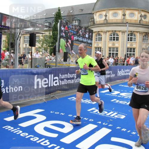 29.06.2025 - hella hamburg halbmarathon Michael Strokosch http://msf.ph/oto/8354316 29.06.2025 10:53:39 Ziel 1030, 1061, 1098, 1499, 1502, 1783, 2058, 2070, 2630, 3399, 3819, 6628, 6762, 10549, 11604, 12632, 13865, 15061, 15113, 15497, 15856, 16092, 18143, 18450, 18612, 18666, 18715 meine-sportfotos.de