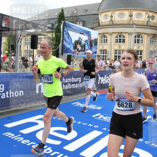 29.06.2025 - hella hamburg halbmarathon Michael Strokosch http://msf.ph/oto/8354374 29.06.2025 10:53:40 Ziel 1030, 1098, 1502, 1783, 2058, 2630, 3399, 3819, 5399, 6628, 6762, 10549, 10895, 11588, 11589, 11604, 12632, 13865, 15061, 15113, 15441, 15497, 15856, 16092, 18143, 18450, 18612, 18666, 18715 meine-sportfotos.de