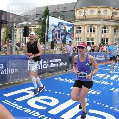 29.06.2025 - hella hamburg halbmarathon Michael Strokosch http://msf.ph/oto/8354396 29.06.2025 10:53:40 Ziel 1030, 1098, 1502, 1783, 2058, 2630, 3399, 3819, 5399, 6628, 6762, 10549, 10895, 11588, 11589, 11604, 12632, 13865, 15061, 15113, 15441, 15497, 15856, 16092, 18143, 18450, 18612, 18666, 18715 meine-sportfotos.de