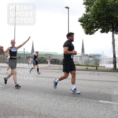 29.06.2025 - hella hamburg halbmarathon Lena Gebhardt http://msf.ph/oto/8354405 29.06.2025 10:38:53 Lombardsbrücke 025, 1850, 16346, 16181, 56, 1232, 1390, 1451, 1721, 2151, 2524, 2534, 2571, 2574, 2576, 2660, 2693, 2998, 3216, 3307, 3323, 3726, 3745, 3841, 3927, 4028, 4139, 4155, 4159, 4257, 4259, 4260, 4316, 4320, 4410, 4883, 4964, 5085, 5089, 5155, 5617, 5684, 5913, 6062, 6112, 6611, 6695, 6696, 6875, 7117, 7148, 7263, 7371, 7561, 7589, 7692, 7815, 7849, 8367, 8457, 8783, 9708, 9974, 9977, 10072, 10315, 10554, 13060 meine-sportfotos.de
