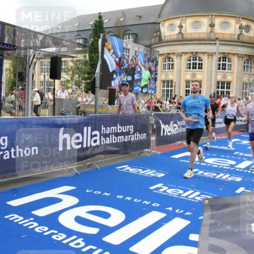 29.06.2025 - hella hamburg halbmarathon Michael Strokosch http://msf.ph/oto/8354432 29.06.2025 10:53:41 Ziel 1030, 1098, 1502, 1783, 2058, 2630, 3399, 3819, 5399, 6628, 6762, 10549, 10895, 11588, 11589, 11604, 12632, 13865, 15061, 15113, 15441, 15856, 16092, 17482, 18143, 18612, 18666, 18715 meine-sportfotos.de
