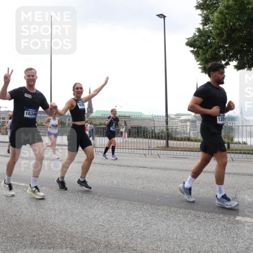 29.06.2025 - hella hamburg halbmarathon Lena Gebhardt http://msf.ph/oto/8354460 29.06.2025 10:38:53 Lombardsbrücke 1850, 16346, 16181, 120, 56, 1232, 1390, 1451, 1721, 2151, 2524, 2534, 2571, 2574, 2576, 2660, 2693, 2998, 3216, 3307, 3323, 3726, 3745, 3841, 3927, 4028, 4139, 4155, 4159, 4257, 4259, 4260, 4316, 4320, 4410, 4883, 4964, 5085, 5089, 5155, 5617, 5684, 5913, 6062, 6112, 6611, 6695, 6696, 6875, 7117, 7148, 7263, 7371, 7561, 7589, 7692, 7815, 7849, 8367, 8457, 8783, 9708, 9974, 9977, 10072, 10315, 10554, 13060 meine-sportfotos.de