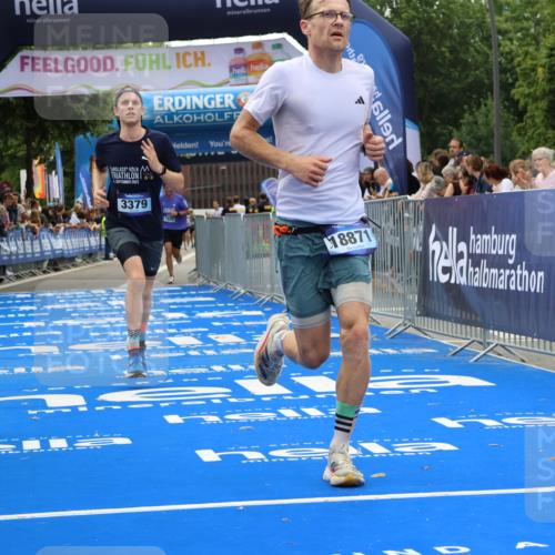 29.06.2025 - hella hamburg halbmarathon Strokosch-Dieckow http://msf.ph/oto/8354476 29.06.2025 10:30:47 Ziel 3379, 7055, 7481, 7880, 9381, 9508, 18871 meine-sportfotos.de