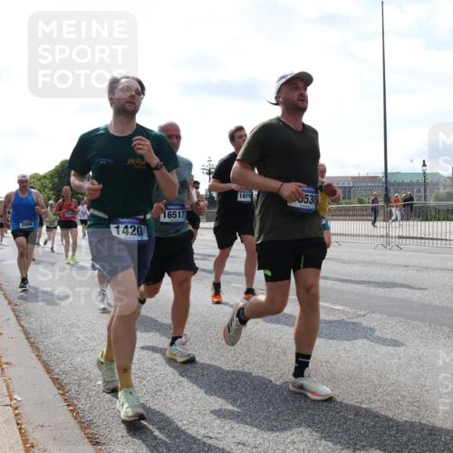 29.06.2025 - hella hamburg halbmarathon Lena Gebhardt http://msf.ph/oto/8354495 29.06.2025 10:01:18 Lombardsbrücke 2006, 18355, 1420, 16517, 1879, 6530, 1130, 1387, 1420, 1722, 1724, 1726, 2006, 2091, 2167, 2354, 2363, 2490, 2936, 3199, 3425, 3625, 3663, 3740, 4068, 4238, 4249, 4319, 4322, 4370, 4616, 4649, 4708, 5033, 5547, 5570, 5675, 5870, 6087, 6147, 6281, 0000, 6302, 6487, 6531, 6591, 6714, 6757, 6835, 6921, 6924, 7287, 7658, 7757, 7759, 7761, 7846, 8030, 8045, 8046, 8191, 8255, 8326, 8392, 8691, 8822, 8923, 9124, 9932, 10188, 10271, 10281, 10301, 10383, 10576, 11043, 11465 meine-sportfotos.de