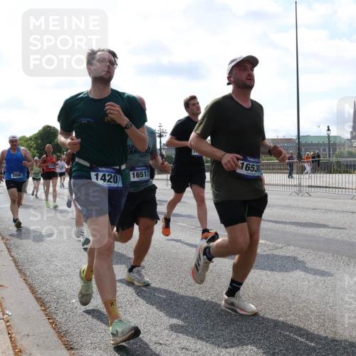 29.06.2025 - hella hamburg halbmarathon Lena Gebhardt http://msf.ph/oto/8354541 29.06.2025 10:01:18 Lombardsbrücke 2006, 21, 0973, 16530, 1420, 16517, 1130, 1387, 1420, 1722, 1724, 1726, 2006, 2091, 2167, 2354, 2363, 2490, 2936, 3199, 3425, 3625, 3663, 3740, 4068, 4238, 4249, 4319, 4322, 4370, 4616, 4649, 4708, 5033, 5547, 5570, 5675, 5870, 6087, 6147, 6281, 0000, 6302, 6487, 6531, 6591, 6714, 6757, 6835, 6921, 6924, 7287, 7658, 7757, 7759, 7761, 7846, 8030, 8045, 8046, 8191, 8255, 8326, 8392, 8691, 8822, 8923, 9124, 9932, 10188, 10271, 10281, 10301, 10383, 10576, 11043, 11465 meine-sportfotos.de