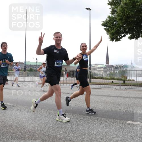 29.06.2025 - hella hamburg halbmarathon Lena Gebhardt http://msf.ph/oto/8354563 29.06.2025 10:38:53 Lombardsbrücke 202, 18504, 16346, 16181, 56, 1232, 1390, 1451, 1721, 2151, 2524, 2534, 2571, 2574, 2576, 2660, 2693, 2998, 3216, 3307, 3323, 3726, 3745, 3841, 3927, 4028, 4139, 4155, 4159, 4257, 4259, 4260, 4316, 4320, 4410, 4883, 4964, 5085, 5089, 5155, 5617, 5684, 5913, 6062, 6112, 6611, 6695, 6696, 6875, 7117, 7148, 7263, 7371, 7561, 7589, 7692, 7815, 7849, 8367, 8457, 8783, 9708, 9974, 9977, 10072, 10315, 10554, 13060 meine-sportfotos.de
