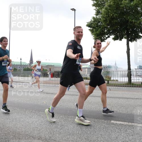 29.06.2025 - hella hamburg halbmarathon Lena Gebhardt http://msf.ph/oto/8354610 29.06.2025 10:38:54 Lombardsbrücke 163, 1850, 56, 1232, 1390, 1451, 1721, 1760, 2151, 2524, 2534, 2571, 2574, 2576, 2660, 2693, 2998, 3216, 3307, 3323, 3726, 3745, 3841, 3927, 4028, 4139, 4155, 4257, 4259, 4260, 4316, 4320, 4410, 4964, 5085, 5089, 5155, 5617, 5684, 5913, 6062, 6112, 6611, 6695, 6696, 6875, 7117, 7148, 7263, 7371, 7561, 7589, 7692, 7815, 7849, 8367, 8457, 8783, 9708, 9974, 9977, 10001, 10072, 10315, 10554, 13060 meine-sportfotos.de