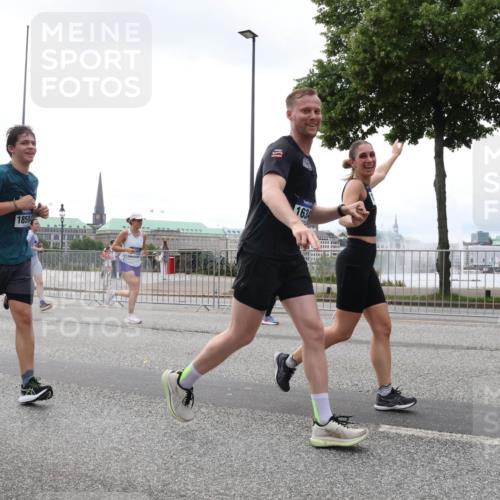 29.06.2025 - hella hamburg halbmarathon Lena Gebhardt http://msf.ph/oto/8354662 29.06.2025 10:38:54 Lombardsbrücke 1850, 1634, 56, 1232, 1390, 1451, 1721, 1760, 2151, 2524, 2534, 2571, 2574, 2576, 2660, 2693, 2998, 3216, 3307, 3323, 3726, 3745, 3841, 3927, 4028, 4139, 4155, 4257, 4259, 4260, 4316, 4320, 4410, 4964, 5085, 5089, 5155, 5617, 5684, 5913, 6062, 6112, 6611, 6695, 6696, 6875, 7117, 7148, 7263, 7371, 7561, 7589, 7692, 7815, 7849, 8367, 8457, 8783, 9708, 9974, 9977, 10001, 10072, 10315, 10554, 13060 meine-sportfotos.de
