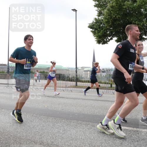 29.06.2025 - hella hamburg halbmarathon Lena Gebhardt http://msf.ph/oto/8354689 29.06.2025 10:38:54 Lombardsbrücke 18504, 163, 56, 1232, 1390, 1451, 1721, 1760, 2151, 2524, 2534, 2571, 2574, 2576, 2660, 2693, 2998, 3216, 3307, 3323, 3726, 3745, 3841, 3927, 4028, 4139, 4155, 4257, 4259, 4260, 4316, 4320, 4410, 4964, 5085, 5089, 5155, 5617, 5684, 5913, 6062, 6112, 6611, 6695, 6696, 6875, 7117, 7148, 7263, 7371, 7561, 7589, 7692, 7815, 7849, 8367, 8457, 8783, 9708, 9974, 9977, 10001, 10072, 10315, 10554, 13060 meine-sportfotos.de