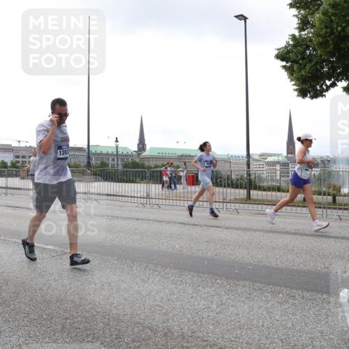 29.06.2025 - hella hamburg halbmarathon Lena Gebhardt http://msf.ph/oto/8354849 29.06.2025 10:38:55 Lombardsbrücke 11059, 1202, 56, 1232, 1390, 1451, 1721, 1760, 2524, 2534, 2571, 2574, 2576, 2660, 2693, 2893, 2998, 3216, 3307, 3323, 3726, 3745, 3927, 4028, 4139, 4155, 4257, 4259, 4260, 4316, 4320, 4410, 4964, 5085, 5089, 5155, 5617, 5684, 5913, 6062, 6112, 6611, 6695, 6696, 6875, 7117, 7148, 7263, 7371, 7561, 7589, 7692, 7815, 7849, 8367, 8457, 8783, 9446, 9708, 9974, 9977, 10001, 10072, 10315, 10554, 13060 meine-sportfotos.de