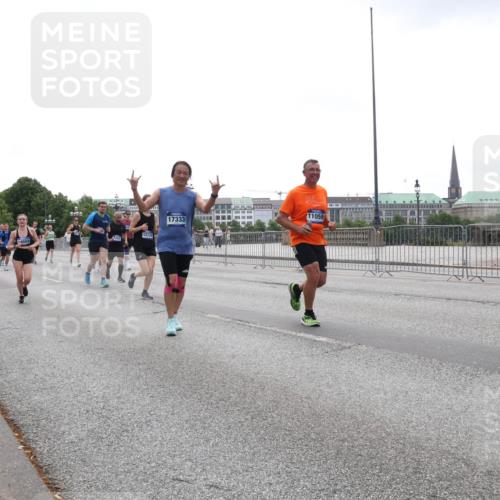 29.06.2025 - hella hamburg halbmarathon Lena Gebhardt http://msf.ph/oto/8355077 29.06.2025 10:38:57 Lombardsbrücke 14558, 263, 17333, 11059, 56, 1232, 1390, 1451, 1721, 1760, 2524, 2534, 2571, 2574, 2576, 2660, 2693, 2893, 2998, 3216, 3307, 3323, 3726, 3745, 3927, 4028, 4139, 4155, 4257, 4259, 4260, 4316, 4320, 4410, 4964, 5617, 5684, 5913, 6062, 6112, 6611, 6695, 6696, 6875, 7148, 7263, 7341, 7371, 7506, 7561, 7589, 7692, 7815, 7849, 8367, 8457, 8783, 9420, 9446, 9708, 9974, 9977, 10001, 10072, 10315, 10516, 10554, 13060 meine-sportfotos.de