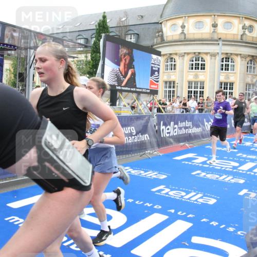 29.06.2025 - hella hamburg halbmarathon Michael Strokosch http://msf.ph/oto/8355219 29.06.2025 10:53:55 Ziel 1422, 1706, 1870, 5607, 6260, 7177, 7395, 7973, 9922, 10529, 10891, 12413, 14026, 14175, 15502, 16477, 16538, 17740, 18249, 18418, 18487, 18759, 18831, 18879, 18915, 19177 meine-sportfotos.de