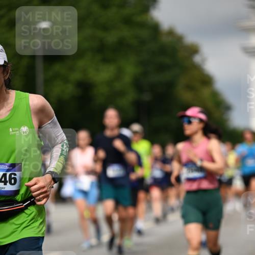 29.06.2025 - hella hamburg halbmarathon Dr. Thomas Lammeyer http://msf.ph/oto/8355243 29.06.2025 10:18:50 Kennedybrücke 1071, 1296, 1379, 1575, 1728, 1745, 2046, 2281, 2690, 3454, 3507, 3509, 3691, 4495, 4641, 5608, 5800, 5981, 6181, 6317, 6710, 6724, 7195, 7446, 7447, 7881, 8055, 8239, 8256, 8275, 8522, 8563, 8755, 8854, 8892, 9709, 10589, 10717, 11271 meine-sportfotos.de
