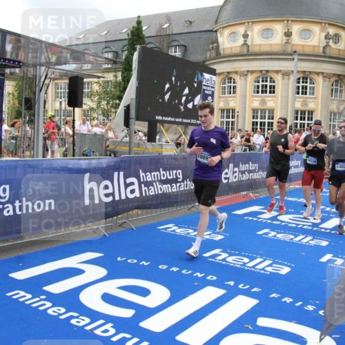 29.06.2025 - hella hamburg halbmarathon Michael Strokosch http://msf.ph/oto/8355294 29.06.2025 10:53:56 Ziel 1422, 1706, 1870, 6260, 6481, 7395, 7918, 7973, 9922, 10529, 10891, 12413, 13032, 14026, 14175, 15502, 16477, 16538, 17740, 18249, 18418, 18487, 18759, 18831, 18879, 18915, 19177 meine-sportfotos.de