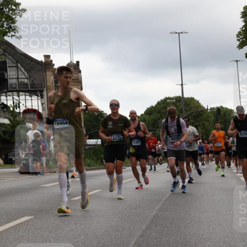 29.06.2025 - hella hamburg halbmarathon Yannick Fuchs http://msf.ph/oto/8355337 29.06.2025 10:52:59 20KM 1285, 1642, 1946, 1951, 2006, 2027, 2584, 2677, 2855, 2957, 2978, 3181, 3983, 4088, 4592, 5084, 5347, 5633, 6202, 6208, 6636, 6860, 6997, 7223, 7476, 8290, 8392, 8929, 9156, 9353, 9655, 10036, 10759, 10915, 10943, 12633, 13407, 14375, 14631, 14914, 15240, 15263, 15824, 16160, 16206, 16341, 16563, 16922, 16924, 17017, 17346, 17782, 17810, 17852, 17931, 18112, 18153, 18232, 18266, 18327, 18556, 18730, 18954 meine-sportfotos.de