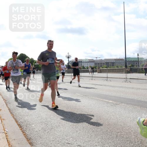 29.06.2025 - hella hamburg halbmarathon Lena Gebhardt http://msf.ph/oto/8355409 29.06.2025 10:01:21 Lombardsbrücke 17739, 11465, 17387, 091, 1130, 1329, 1387, 1420, 1722, 1724, 1726, 2006, 2091, 2167, 2354, 2363, 2490, 2591, 2936, 3199, 3425, 3625, 3663, 3740, 4068, 4238, 4249, 4319, 4322, 4370, 4649, 4663, 4708, 5033, 5547, 5570, 5675, 5870, 6087, 6147, 6281, 0000, 6302, 6487, 6531, 6591, 6835, 6921, 6924, 7287, 7658, 7757, 7759, 7761, 7846, 8030, 8045, 8046, 8191, 8255, 8326, 8392, 8691, 8822, 8926, 9932, 10188, 10271, 10281, 10301, 10383, 10576, 11043, 11465 meine-sportfotos.de