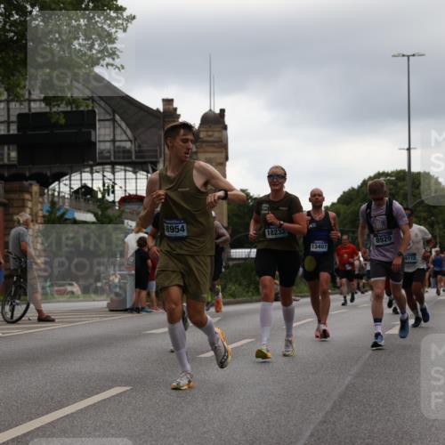 29.06.2025 - hella hamburg halbmarathon Yannick Fuchs http://msf.ph/oto/8355430 29.06.2025 10:52:59 20KM 1285, 1642, 1946, 1951, 2006, 2027, 2584, 2677, 2855, 2957, 2978, 3181, 3983, 4088, 4592, 5084, 5347, 5633, 6202, 6208, 6636, 6860, 6997, 7223, 7476, 8290, 8392, 8929, 9156, 9353, 9655, 10036, 10759, 10915, 10943, 12633, 13407, 14375, 14631, 14914, 15240, 15263, 15824, 16160, 16206, 16341, 16563, 16922, 16924, 17017, 17346, 17782, 17810, 17852, 17931, 18112, 18153, 18232, 18266, 18327, 18556, 18730, 18954 meine-sportfotos.de