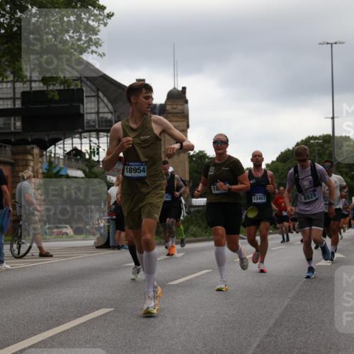 29.06.2025 - hella hamburg halbmarathon Yannick Fuchs http://msf.ph/oto/8355511 29.06.2025 10:52:59 20KM 1285, 1642, 1946, 1951, 2006, 2027, 2584, 2677, 2855, 2957, 2978, 3181, 3983, 4088, 4592, 5084, 5347, 5633, 6202, 6208, 6636, 6860, 6997, 7223, 7476, 8290, 8392, 8929, 9156, 9353, 9655, 10036, 10759, 10915, 10943, 12633, 13407, 14375, 14631, 14914, 15240, 15263, 15824, 16160, 16206, 16341, 16563, 16922, 16924, 17017, 17346, 17782, 17810, 17852, 17931, 18112, 18153, 18232, 18266, 18327, 18556, 18730, 18954 meine-sportfotos.de