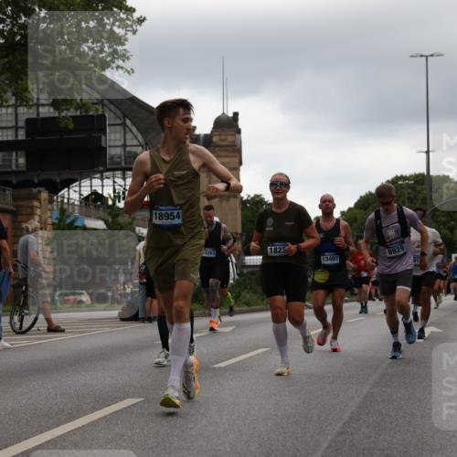 29.06.2025 - hella hamburg halbmarathon Yannick Fuchs http://msf.ph/oto/8355536 29.06.2025 10:52:59 20KM 1285, 1642, 1946, 1951, 2006, 2027, 2584, 2677, 2855, 2957, 2978, 3181, 3983, 4088, 4592, 5084, 5347, 5633, 6202, 6208, 6636, 6860, 6997, 7223, 7476, 8290, 8392, 8929, 9156, 9353, 9655, 10036, 10759, 10915, 10943, 12633, 13407, 14375, 14631, 14914, 15240, 15263, 15824, 16160, 16206, 16341, 16563, 16922, 16924, 17017, 17346, 17782, 17810, 17852, 17931, 18112, 18153, 18232, 18266, 18327, 18556, 18730, 18954 meine-sportfotos.de