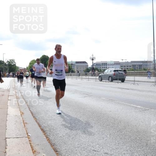 29.06.2025 - hella hamburg halbmarathon Lena Gebhardt http://msf.ph/oto/8355556 29.06.2025 10:13:54 Lombardsbrücke 5719, 10977, 11441, 1131, 1194, 1480, 1890, 2055, 2359, 2721, 2904, 2987, 4001, 4032, 4795, 4950, 4962, 5232, 5546, 5631, 5719, 6026, 6287, 6710, 6717, 6724, 7446, 7447, 7460, 7462, 7913, 8057, 8279, 8673, 9128, 9612, 9631, 9886, 10442, 10443, 10977, 11441, 11987, 12313, 12797, 12928, 12929, 12938, 13331, 13788, 13928, 15085, 15482, 15663, 15721, 15722, 15840, 16491, 17439, 17472, 17985, 18041, 18222, 18231, 18236, 18239 meine-sportfotos.de
