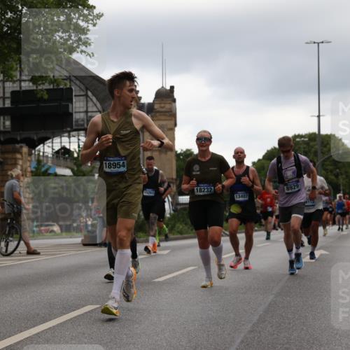 29.06.2025 - hella hamburg halbmarathon Yannick Fuchs http://msf.ph/oto/8355563 29.06.2025 10:52:59 20KM 1285, 1642, 1946, 1951, 2006, 2027, 2584, 2677, 2855, 2957, 2978, 3181, 3983, 4088, 4592, 5084, 5347, 5633, 6202, 6208, 6636, 6860, 6997, 7223, 7476, 8290, 8392, 8929, 9156, 9353, 9655, 10036, 10759, 10915, 10943, 12633, 13407, 14375, 14631, 14914, 15240, 15263, 15824, 16160, 16206, 16341, 16563, 16922, 16924, 17017, 17346, 17782, 17810, 17852, 17931, 18112, 18153, 18232, 18266, 18327, 18556, 18730, 18954 meine-sportfotos.de