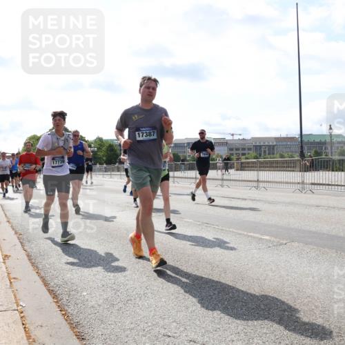29.06.2025 - hella hamburg halbmarathon Lena Gebhardt http://msf.ph/oto/8355573 29.06.2025 10:01:22 Lombardsbrücke 17739, 17387, 7846, 1130, 1329, 1387, 1420, 1722, 1724, 1726, 2006, 2091, 2167, 2354, 2363, 2490, 2591, 2936, 3199, 3425, 3625, 3663, 3740, 4068, 4238, 4249, 4319, 4322, 4370, 4649, 4663, 4708, 5547, 5570, 5675, 5870, 6087, 6147, 6281, 0000, 6302, 6487, 6531, 6591, 6835, 6921, 6924, 7287, 7658, 7757, 7759, 7761, 7846, 8030, 8045, 8046, 8191, 8255, 8326, 8392, 8691, 8822, 8926, 9932, 10188, 10271, 10281, 10301, 10383, 10576, 10915, 11043, 11465 meine-sportfotos.de
