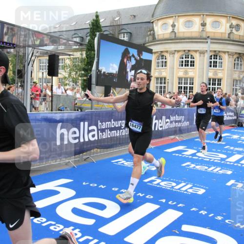 29.06.2025 - hella hamburg halbmarathon Michael Strokosch http://msf.ph/oto/8355638 29.06.2025 10:54:00 Ziel 1151, 1706, 1815, 1870, 2432, 3096, 6356, 6374, 6481, 7395, 7918, 7973, 8394, 11789, 12413, 13032, 13869, 14175, 16477, 16538, 18308, 18418, 18831, 18879, 18915, 19177 meine-sportfotos.de
