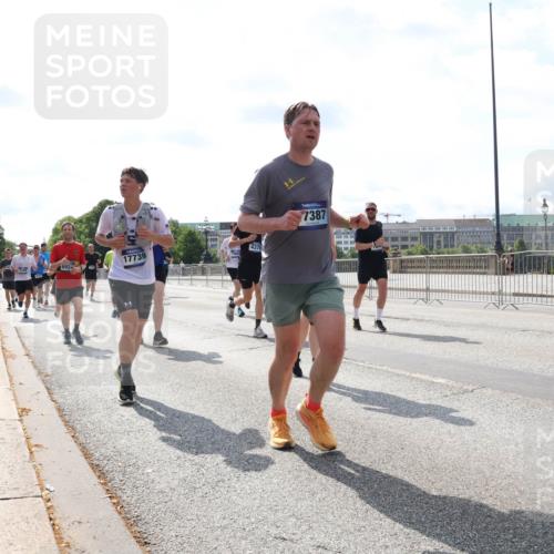 29.06.2025 - hella hamburg halbmarathon Lena Gebhardt http://msf.ph/oto/8355676 29.06.2025 10:01:22 Lombardsbrücke 17739, 4370, 7387, 30, 1130, 1329, 1387, 1420, 1722, 1724, 1726, 2006, 2091, 2167, 2354, 2363, 2490, 2591, 2936, 3199, 3425, 3625, 3663, 3740, 4068, 4238, 4249, 4319, 4322, 4370, 4649, 4663, 4708, 5547, 5570, 5675, 5870, 6087, 6147, 6281, 0000, 6302, 6487, 6531, 6591, 6835, 6921, 6924, 7287, 7658, 7757, 7759, 7761, 7846, 8030, 8045, 8046, 8191, 8255, 8326, 8392, 8691, 8822, 8926, 9932, 10188, 10271, 10281, 10301, 10383, 10576, 10915, 11043, 11465 meine-sportfotos.de