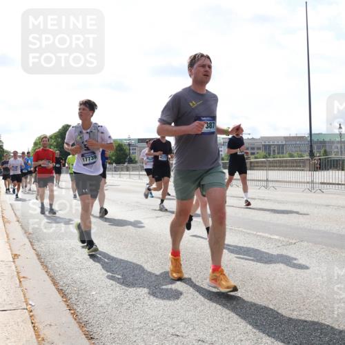 29.06.2025 - hella hamburg halbmarathon Lena Gebhardt http://msf.ph/oto/8355705 29.06.2025 10:01:22 Lombardsbrücke 17739, 4370, 387, 1130, 1329, 1387, 1420, 1722, 1724, 1726, 2006, 2091, 2167, 2354, 2363, 2490, 2591, 2936, 3199, 3425, 3625, 3663, 3740, 4068, 4238, 4249, 4319, 4322, 4370, 4649, 4663, 4708, 5547, 5570, 5675, 5870, 6087, 6147, 6281, 0000, 6302, 6487, 6531, 6591, 6835, 6921, 6924, 7287, 7658, 7757, 7759, 7761, 7846, 8030, 8045, 8046, 8191, 8255, 8326, 8392, 8691, 8822, 8926, 9932, 10188, 10271, 10281, 10301, 10383, 10576, 10915, 11043, 11465 meine-sportfotos.de