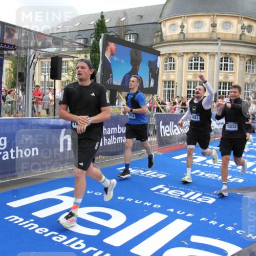 29.06.2025 - hella hamburg halbmarathon Michael Strokosch http://msf.ph/oto/8355706 29.06.2025 10:54:02 Ziel 1151, 1815, 2432, 3096, 6356, 6374, 6481, 7395, 7918, 7973, 8394, 9032, 11789, 13032, 13869, 14175, 16477, 17348, 18308, 18831, 18879 meine-sportfotos.de