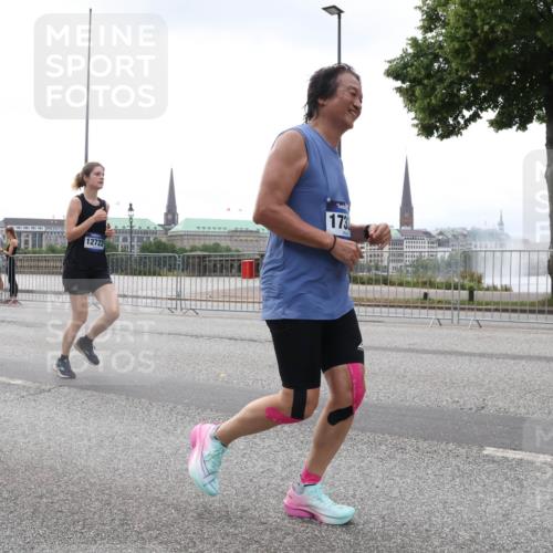 29.06.2025 - hella hamburg halbmarathon Lena Gebhardt http://msf.ph/oto/8355716 29.06.2025 10:38:59 Lombardsbrücke 7263, 8367, 12722, 173, 56, 1232, 1390, 1451, 1721, 1760, 2524, 2534, 2571, 2574, 2576, 2660, 2693, 2893, 2998, 3216, 3307, 3323, 3726, 3745, 3927, 4028, 4257, 4259, 4260, 4316, 4320, 4410, 4523, 4659, 4964, 5617, 5684, 5913, 6062, 6112, 6611, 6695, 6696, 6875, 7148, 7263, 7341, 7371, 7506, 7561, 7589, 7815, 7849, 8243, 8367, 8457, 8783, 9420, 9446, 9708, 9974, 9977, 10001, 10072, 10315, 10516, 10554, 13060 meine-sportfotos.de