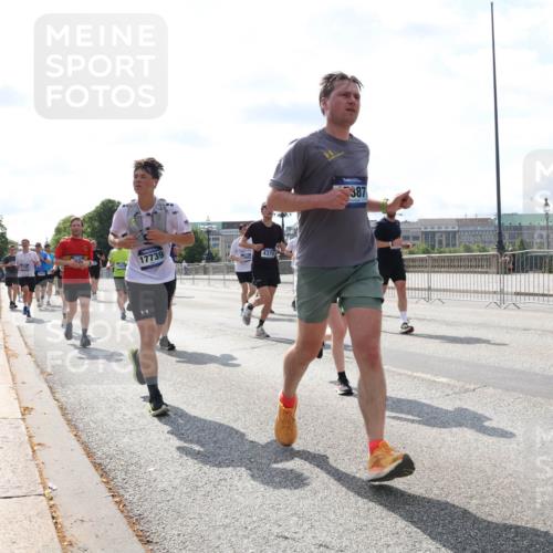 29.06.2025 - hella hamburg halbmarathon Lena Gebhardt http://msf.ph/oto/8355747 29.06.2025 10:01:22 Lombardsbrücke 17739, 4370, 387, 1130, 1329, 1387, 1420, 1722, 1724, 1726, 2006, 2091, 2167, 2354, 2363, 2490, 2591, 2936, 3199, 3425, 3625, 3663, 3740, 4068, 4238, 4249, 4319, 4322, 4370, 4649, 4663, 4708, 5547, 5570, 5675, 5870, 6087, 6147, 6281, 0000, 6302, 6487, 6531, 6591, 6835, 6921, 6924, 7287, 7658, 7757, 7759, 7761, 7846, 8030, 8045, 8046, 8191, 8255, 8326, 8392, 8691, 8822, 8926, 9932, 10188, 10271, 10281, 10301, 10383, 10576, 10915, 11043, 11465 meine-sportfotos.de