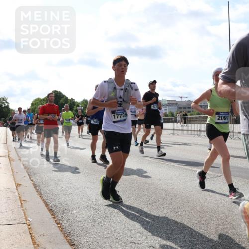 29.06.2025 - hella hamburg halbmarathon Lena Gebhardt http://msf.ph/oto/8355901 29.06.2025 10:01:23 Lombardsbrücke 0000, 4319, 11465, 17739, 437, 2091, 17387, 1130, 1329, 1387, 1420, 1653, 1722, 1724, 1726, 2006, 2091, 2167, 2354, 2363, 2490, 2591, 2936, 3199, 3425, 3625, 3663, 3740, 4068, 4238, 4249, 4319, 4322, 4370, 4649, 4663, 4708, 5547, 5570, 5675, 5870, 6087, 6147, 6281, 0000, 6302, 6487, 6531, 6591, 6835, 6921, 6924, 7287, 7658, 7757, 7759, 7761, 7846, 8030, 8045, 8046, 8191, 8255, 8326, 8392, 8578, 8691, 8822, 8926, 9932, 10188, 10281, 10301, 10383, 10576, 10915, 11043, 11465 meine-sportfotos.de