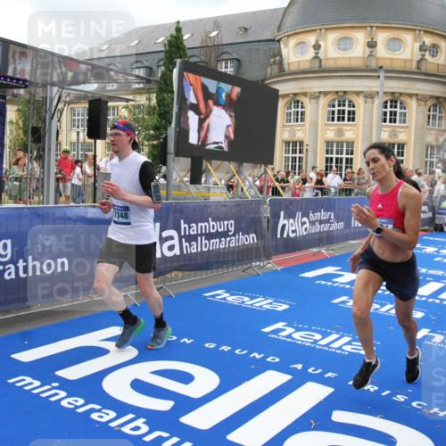 29.06.2025 - hella hamburg halbmarathon Michael Strokosch http://msf.ph/oto/8355967 29.06.2025 10:54:07 Ziel 1151, 1410, 1815, 3096, 3208, 3209, 6294, 6356, 6374, 6581, 8394, 9032, 11499, 12379, 13397, 16871, 17348, 18308 meine-sportfotos.de