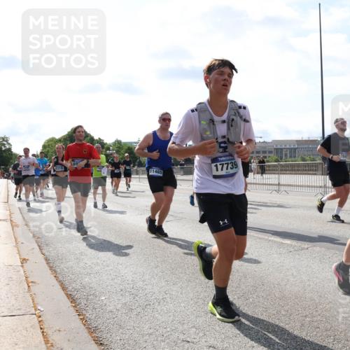 29.06.2025 - hella hamburg halbmarathon Lena Gebhardt http://msf.ph/oto/8355976 29.06.2025 10:01:23 Lombardsbrücke 4319, 69, 11465, 17739, 2091, 1130, 1329, 1387, 1420, 1653, 1722, 1724, 1726, 2006, 2091, 2167, 2354, 2363, 2490, 2591, 2936, 3199, 3425, 3625, 3663, 3740, 4068, 4238, 4249, 4319, 4322, 4370, 4649, 4663, 4708, 5547, 5570, 5675, 5870, 6087, 6147, 6281, 0000, 6302, 6487, 6531, 6591, 6835, 6921, 6924, 7287, 7658, 7757, 7759, 7761, 7846, 8030, 8045, 8046, 8191, 8255, 8326, 8392, 8578, 8691, 8822, 8926, 9932, 10188, 10281, 10301, 10383, 10576, 10915, 11043, 11465 meine-sportfotos.de