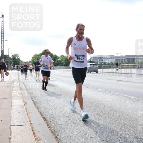 29.06.2025 - hella hamburg halbmarathon Lena Gebhardt http://msf.ph/oto/8355991 29.06.2025 10:13:54 Lombardsbrücke 104, 11441, 10977, 1131, 1194, 1480, 1890, 2055, 2359, 2721, 2904, 2987, 4001, 4032, 4795, 4950, 4962, 5232, 5546, 5631, 5719, 6026, 6287, 6710, 6717, 6724, 7446, 7447, 7460, 7462, 7913, 8057, 8279, 8673, 9128, 9612, 9631, 9886, 10442, 10443, 10977, 11441, 11987, 12313, 12797, 12928, 12929, 12938, 13331, 13788, 13928, 15085, 15482, 15663, 15721, 15722, 15840, 16491, 17439, 17472, 17985, 18041, 18222, 18231, 18236, 18239 meine-sportfotos.de
