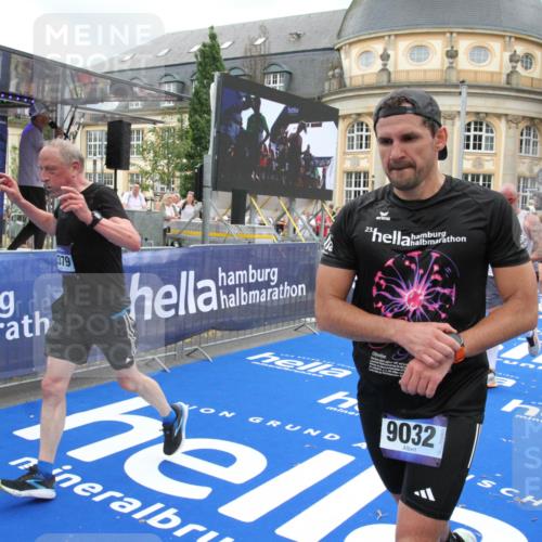 29.06.2025 - hella hamburg halbmarathon Michael Strokosch http://msf.ph/oto/8356066 29.06.2025 10:54:09 Ziel 1151, 1410, 3208, 3209, 5638, 6294, 6356, 6581, 8390, 9032, 9791, 11499, 12379, 13397, 13794, 16871, 17348, 18308 meine-sportfotos.de