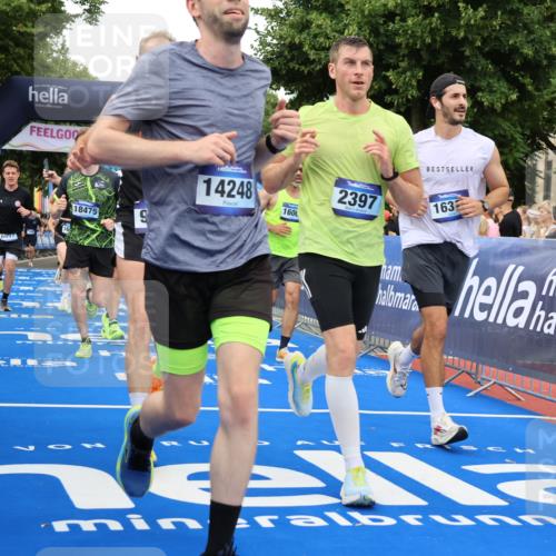 29.06.2025 - hella hamburg halbmarathon Strokosch-Dieckow http://msf.ph/oto/8356114 29.06.2025 10:52:10 Ziel 1482, 2397, 2595, 4419, 4837, 5032, 5087, 5093, 5378, 5482, 6164, 6897, 7732, 7896, 9074, 9082, 12135, 12580, 13726, 14248, 14300, 15275, 15446, 15829, 16003, 16179, 16320, 16591, 16666, 17033, 17130, 18475, 18801 meine-sportfotos.de