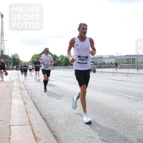 29.06.2025 - hella hamburg halbmarathon Lena Gebhardt http://msf.ph/oto/8356136 29.06.2025 10:13:54 Lombardsbrücke 1044, 1144, 10977, 1131, 1194, 1480, 1890, 2055, 2359, 2721, 2904, 2987, 4001, 4032, 4795, 4950, 4962, 5232, 5546, 5631, 5719, 6026, 6287, 6710, 6717, 6724, 7446, 7447, 7460, 7462, 7913, 8057, 8279, 8673, 9128, 9612, 9631, 9886, 10442, 10443, 10977, 11441, 11987, 12313, 12797, 12928, 12929, 12938, 13331, 13788, 13928, 15085, 15482, 15663, 15721, 15722, 15840, 16491, 17439, 17472, 17985, 18041, 18222, 18231, 18236, 18239 meine-sportfotos.de