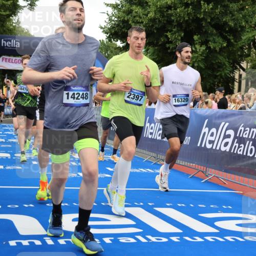 29.06.2025 - hella hamburg halbmarathon Strokosch-Dieckow http://msf.ph/oto/8356176 29.06.2025 10:52:10 Ziel 1482, 2397, 2595, 4419, 4837, 5032, 5087, 5093, 5378, 5482, 6164, 6897, 7732, 7896, 9074, 9082, 12135, 12580, 13726, 14248, 14300, 15275, 15446, 15829, 16003, 16179, 16320, 16591, 16666, 17033, 17130, 18475, 18801 meine-sportfotos.de