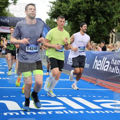 29.06.2025 - hella hamburg halbmarathon Strokosch-Dieckow http://msf.ph/oto/8356204 29.06.2025 10:52:10 Ziel 1482, 2397, 2595, 4419, 4837, 5032, 5087, 5093, 5378, 5482, 6164, 6897, 7732, 7896, 9074, 9082, 12135, 12580, 13726, 14248, 14300, 15275, 15446, 15829, 16003, 16179, 16320, 16591, 16666, 17033, 17130, 18475, 18801 meine-sportfotos.de