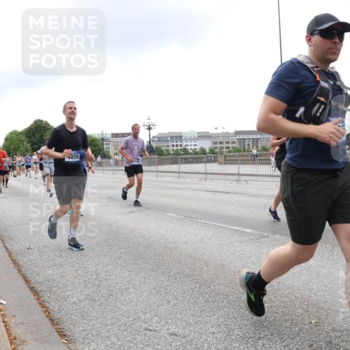 29.06.2025 - hella hamburg halbmarathon Lena Gebhardt http://msf.ph/oto/8356314 29.06.2025 10:48:05 Lombardsbrücke 4856, 1045, 1157, 1174, 1175, 1246, 1392, 1618, 1639, 1645, 1701, 1926, 2037, 2163, 2197, 2418, 2491, 2545, 2650, 2704, 2756, 2790, 2958, 3049, 3320, 3468, 3504, 3679, 3933, 4327, 4423, 4588, 4856, 5585, 5781, 5886, 5952, 6143, 7240, 7393, 7394, 7427, 7532, 7916, 7970, 8077, 8310, 8521, 8550, 8774, 8948, 9356, 9687, 9696, 9697, 9775, 9921, 10145, 10658, 10777, 10794, 10991, 11548, 11742, 11781, 11802, 11909, 12431 meine-sportfotos.de