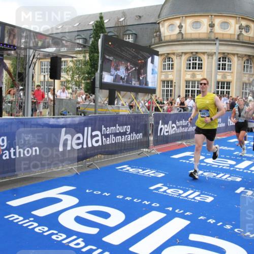 29.06.2025 - hella hamburg halbmarathon Michael Strokosch http://msf.ph/oto/8356330 29.06.2025 10:54:12 Ziel 1410, 3208, 3209, 3898, 5638, 6294, 6443, 6581, 8390, 9791, 11499, 12213, 12379, 13397, 13794, 15169, 15524, 16780, 16871 meine-sportfotos.de