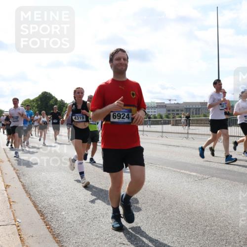 29.06.2025 - hella hamburg halbmarathon Lena Gebhardt http://msf.ph/oto/8356437 29.06.2025 10:01:25 Lombardsbrücke 0000, 47, 4319, 305, 6924, 1903, 11465, 1130, 1329, 1387, 1420, 1653, 1722, 1724, 1726, 1729, 2006, 2091, 2167, 2354, 2363, 2490, 2591, 2936, 2957, 3039, 3199, 3425, 3625, 3663, 3740, 4068, 4238, 4249, 4319, 4322, 4370, 4649, 4663, 4708, 5547, 5570, 5675, 6087, 6147, 6281, 0000, 6302, 6487, 6531, 6591, 6835, 6921, 6924, 7287, 7658, 7757, 7759, 7846, 8030, 8045, 8046, 8191, 8326, 8392, 8578, 8691, 8822, 8926, 9932, 10188, 10281, 10301, 10383, 10576, 10915, 11043, 11465 meine-sportfotos.de